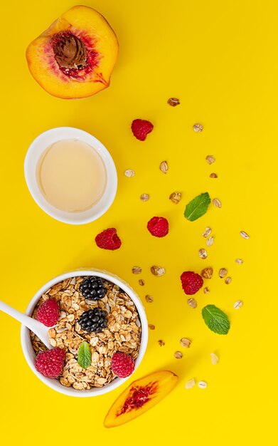 Photo granola croquant, baies et menthe avec baies, pêche et miel. concept de petit-déjeuner sain.