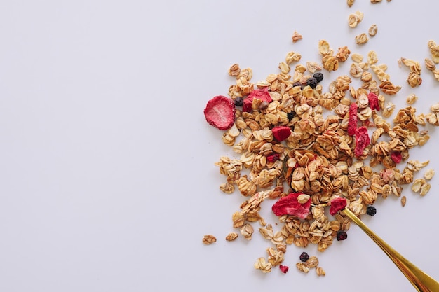 Granola sur cuillère isolé sur fond blanc espace de copie En-cas sain ou concept de petit-déjeuner granola maison