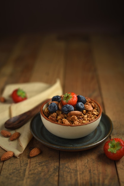 Granola dans un bol pour le petit déjeuner