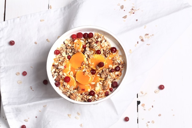 Granola du petit-déjeuner aux canneberges banane et mousse de mangue