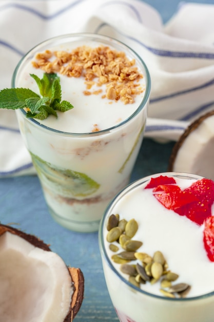 Photo granola avec du yaourt et des baies pour un petit déjeuner sain sur une table