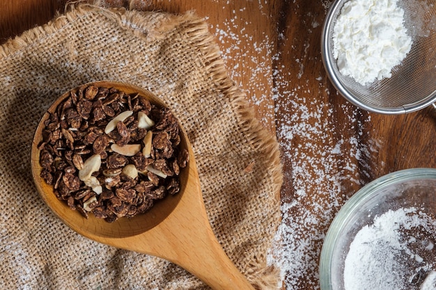 Granola émietté dans une cuillère en bois