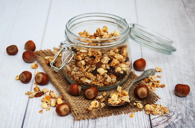 Granola fait maison dans un pot