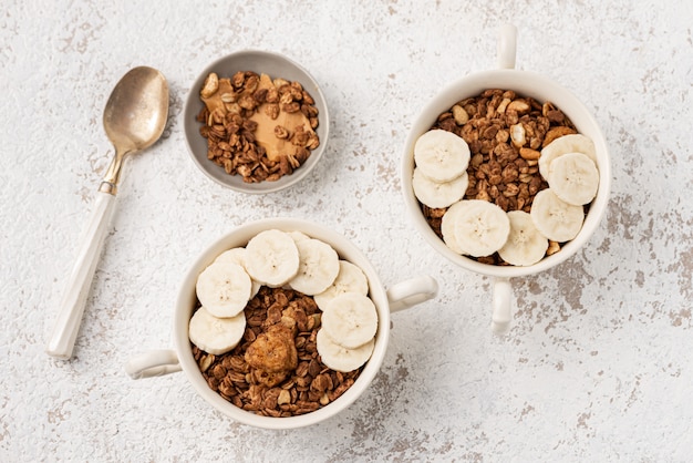 Granola, flocons d'avoine avec des aliments à la banane