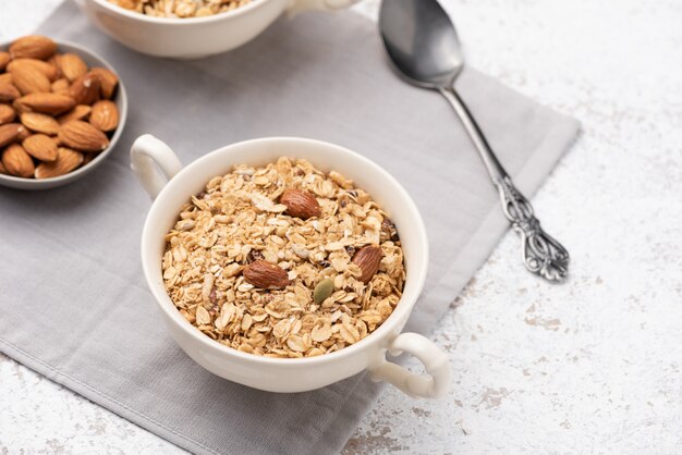 Granola, flocons d'avoine avec des amandes et des baies