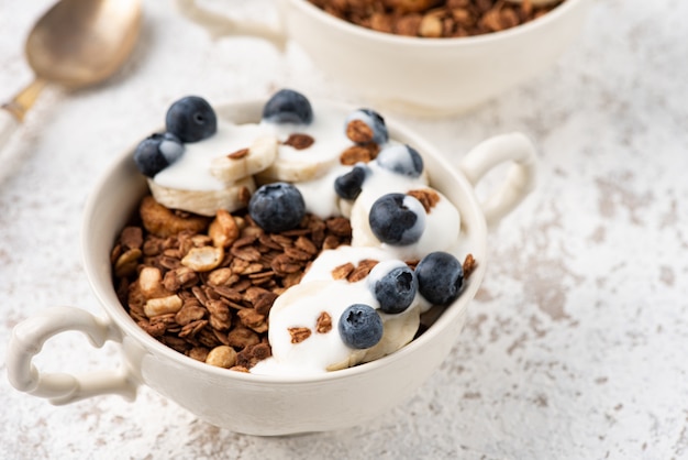 Granola, flocons d'avoine avec de la banane et des baies