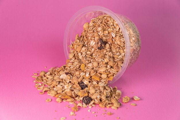 Granola sur le fond rose