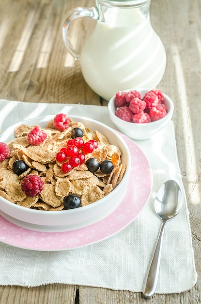 Granola à grains entiers avec du lait et des baies fraîches