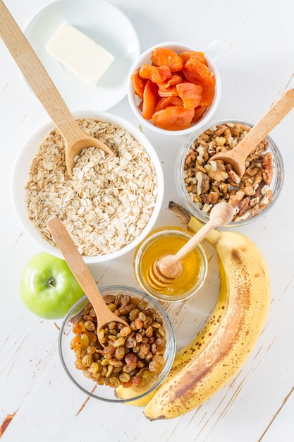 Granola ingrédients sur fond de bois blanc