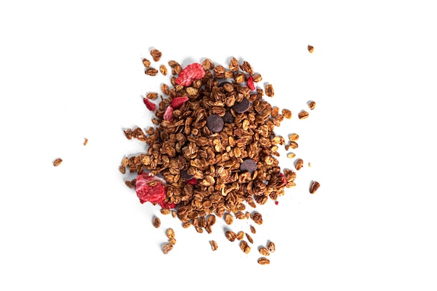 Granola isolé sur fond blanc. Granola au chocolat et fraises. photo de haute qualité