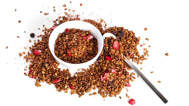 Granola isolé sur fond blanc. Granola au chocolat et fraises. photo de haute qualité