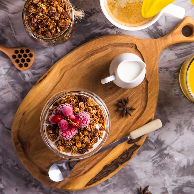 Granola maison aux noix, fruits secs et chocolat au petit déjeuner