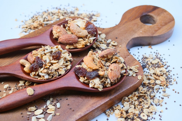 Granola maison sur une cuillère en bois