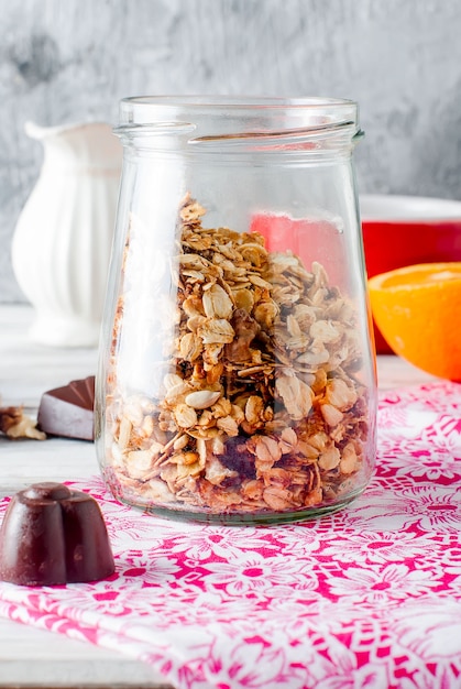 Granola maison dans un bocal