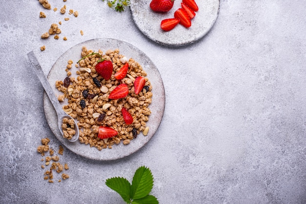 Granola maison à la fraise fraîche