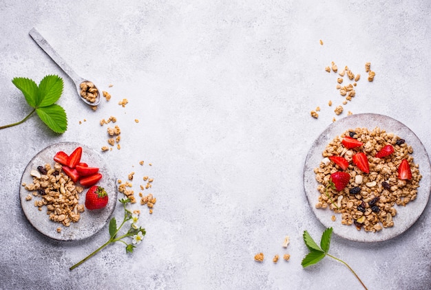 Granola maison à la fraise fraîche