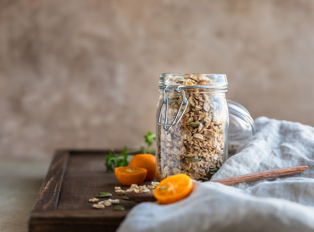 Granola maison avec graines de citrouille dans un bocal en verre Céréales sèches pour petit-déjeuner Concept de petit-déjeuner