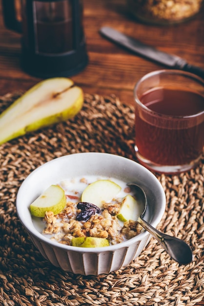 Granola maison avec poire fraîche dans un bol