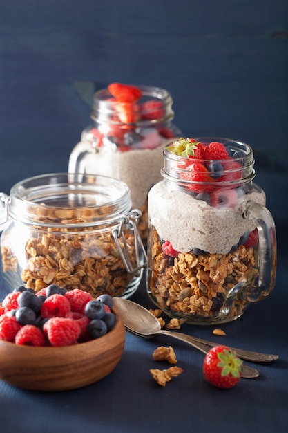 Granola maison et pudding de graines de chia avec petit-déjeuner sain aux baies