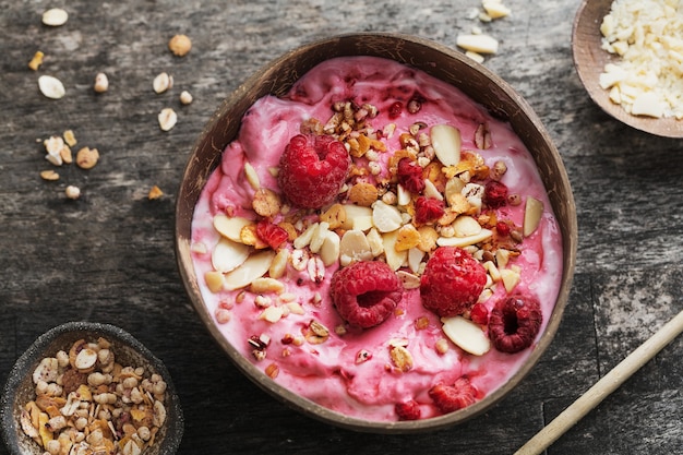 Granola muesli avec du yogourt et des baies servi dans un bol sur la table