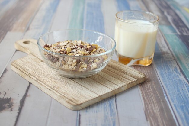 Granola Musli dans un bol et un verre de lait sur la table