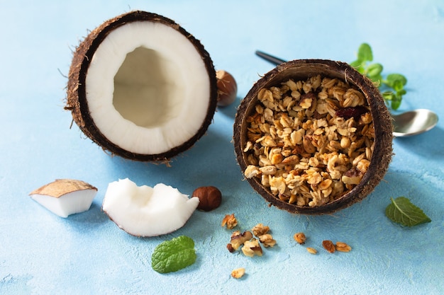 Photo granola à la noix de coco et noix de coco sur un comptoir en pierre bleue