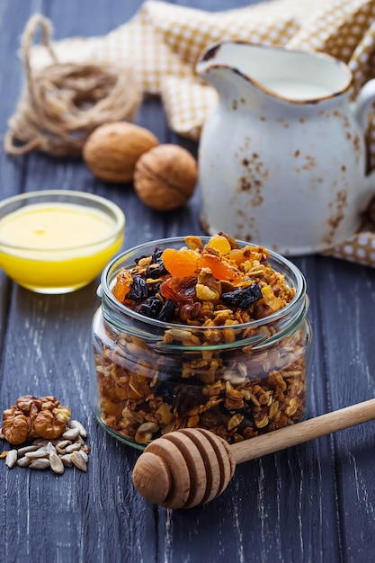 Granola en pot avec noix et fruits secs.