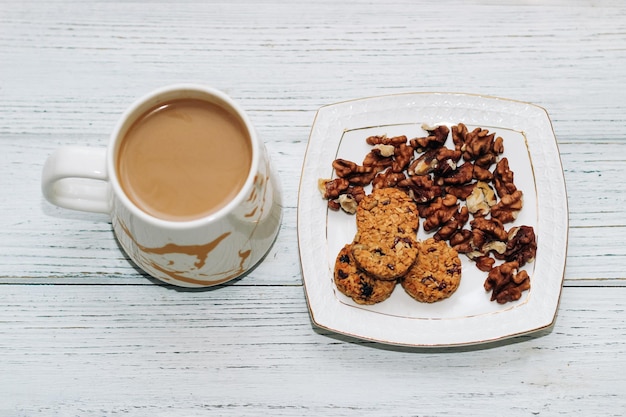 Granola rond d'avoine petit-déjeuner sain avec des noix sur une assiette et des biscuits aux graines de café