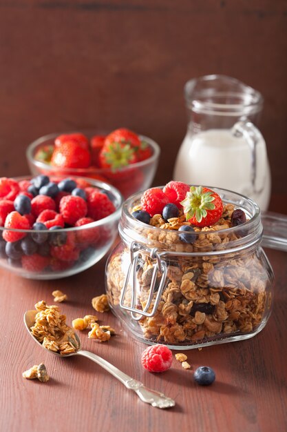 Granola sain fait maison dans un bocal en verre et des baies