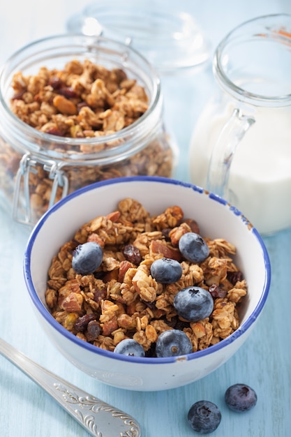 Granola sain fait maison avec myrtille pour le petit déjeuner