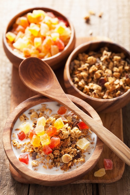 Granola santé aux fruits secs pour le petit déjeuner