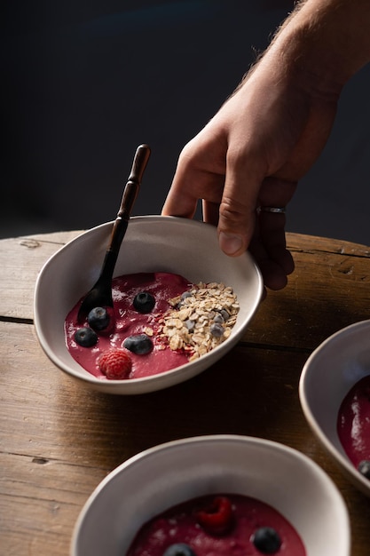 granola avec sauce aux baies myrtilles framboises