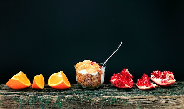 Granola avec yaourt et fruits dans un petit verre