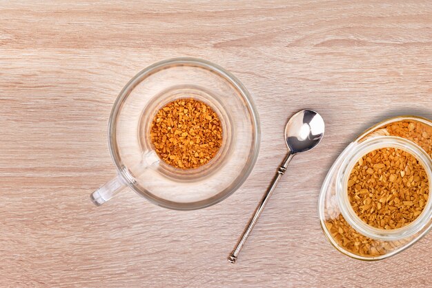 Granules de café instantané dans une tasse en verre.