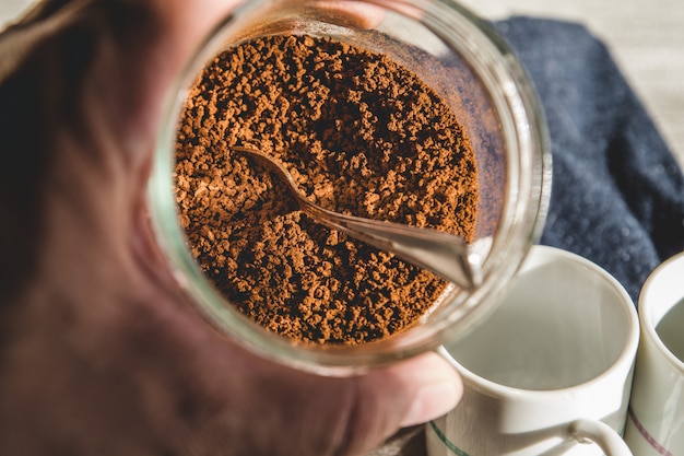 Des granules de café instantané dispersés brunissent de près.