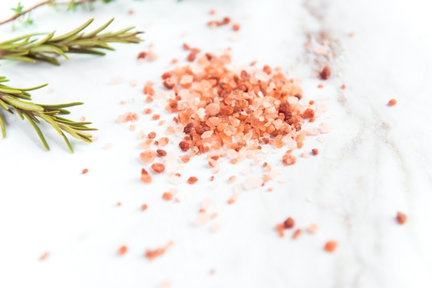 Granules de sel rose de l'Himalaya et épices aux herbes de romarin pour la cuisson