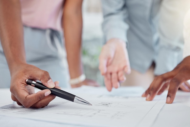 Graphique de la croissance et des mains des gens d'affaires lors d'une réunion planifiant une stratégie pour l'objectif de profit ou les objectifs de l'entreprise Collaboration en équipe et travailleurs travaillant sur un projet de développement de démarrage
