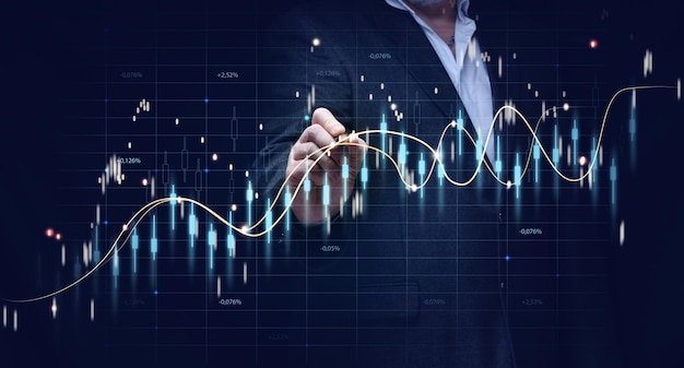 Graphique de la croissance des prix et des indicateurs Analyse des indicateurs sur un écran virtuel par un homme d'affaires en costume Croissance des indicateurs commerciaux à profit élevé