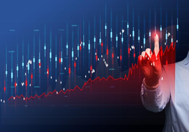 Graphique de la croissance des prix et des indicateurs Analyse des indicateurs sur un écran virtuel par un homme d'affaires en costume Croissance des indicateurs commerciaux à profit élevé