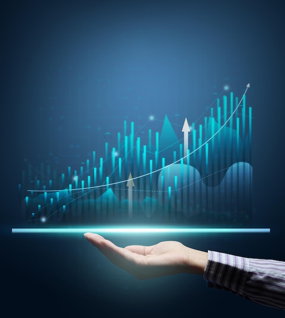 Graphique holographique avec des indicateurs croissants et la main d'une femme Bu