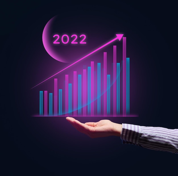 Graphique holographique avec des indicateurs croissants et une main d'homme d'affaires Le concept de croissance de l'entreprise dans la nouvelle année le début du succès