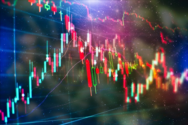 Graphique et indicateur de prix techniques, graphique en chandeliers rouge et vert sur écran thématique bleu, volatilité du marché, tendance à la hausse et à la baisse. Négociation d'actions, fond de monnaie crypto.