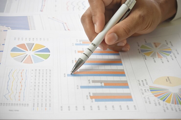 Photo graphique de pointage stylo homme d'affaires et graphique avec document d'entreprise.