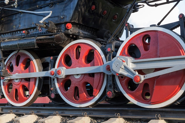 graphique de près d'une vieille locomotive à vapeur avec roues peintes en rouge en noir. Le a été repris en rouge.