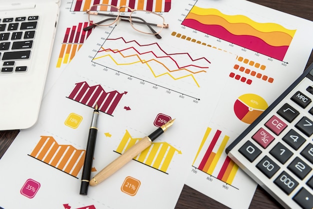 Photo graphique ou rapport d'entreprise de comptabilité financière avec stylo et calculatrice au bureau, économie financière et investissement