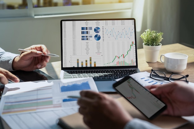 Graphique de rapport financier Analyse de données Tableau de bord de données sur ordinateur portable Graphique de croissance des finances d'entreprise Plan marketing Conseiller financier et concept de rapport de document comptable