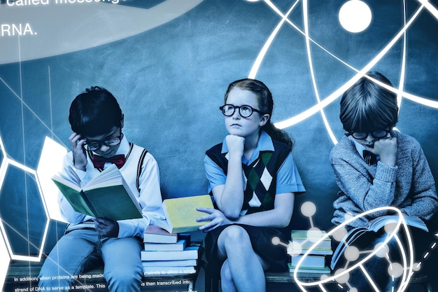 Graphique scientifique contre les enfants avec une pile de livres en classe