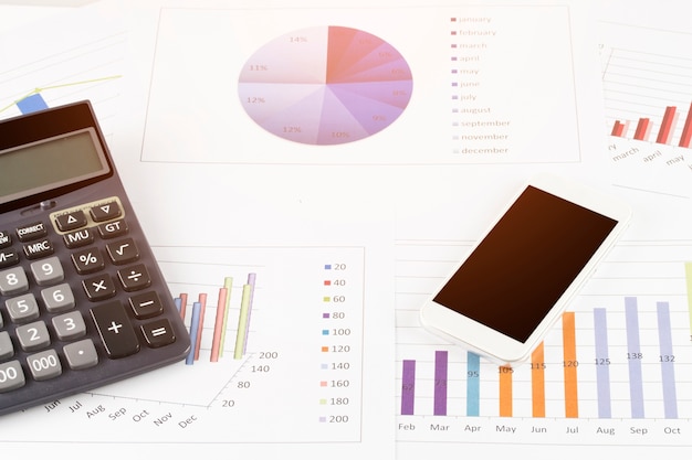 graphique avec smartphone et calculatrice sur le rapport de marché boursier