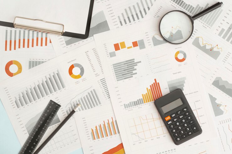 Graphiques commerciaux, graphiques, loupe et calculatrice sur table. Développement financier, Compte bancaire, Statistiques