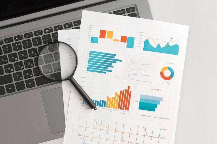 Graphiques commerciaux, graphiques et loupe sur table. Développement financier, Compte bancaire, Statistiques